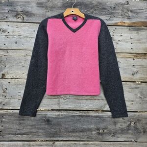 100% Wool BKLE pink+grey sweater with small V neck and longsleeves.